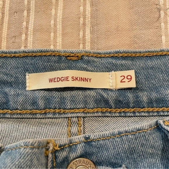 Levi’s Wedgie Fit Skinny Jeans High Rise Distressed Light Wash 29 NWOT - Picture 7 of 13